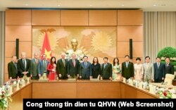 Các Thượng nghị sĩ Hoa Kỳ chụp ảnh chung với Chủ tịch Quốc hội Việt Nam, tại Hà Nội, Việt Nam, ngày 26 tháng 5 năm 2023