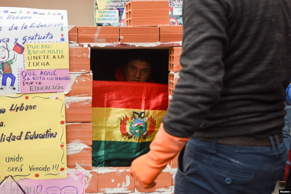 El profesor Wilfredo Ajllahuaca se declaró en huelga de hambre y se refugió detrás de un muro de ladrillo como protesta por el nuevo curriculum establecido por el Ministerio de Educación.&nbsp;