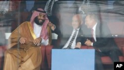 Putra Mahkota Arab Saudi Mohammed bin Salman, kiri, Presiden FIFA Gianni Infantino, dan Presiden Rusia Vladimir Putin menghadiri Piala Dunia sepak bola 2018 di stadion Luzhniki di Moskow, Rusia, 14 Juni 2018 (foto: dok). 