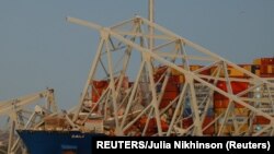 Vista do cargueiro Dali que embateu na ponte Francis Scott Key provocando o seu colapso em Baltimore, Maryland, EUA, 26 de março de 2024