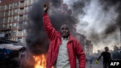 À Nairobi, des jeunes ont dressé des barricades, enflammé des pneus et jeté des projectiles sur les policiers.