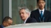 资料照：时任美国副国务卿的伯恩斯在抵达北京首都国际机场后进入一辆汽车。（2012年5月1日）