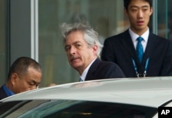 资料照：时任美国副国务卿的伯恩斯在抵达北京首都国际机场后进入一辆汽车。（2012年5月1日）