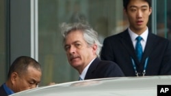 時任美國副國務卿的伯恩斯在抵達北京首都國際機場後進入一輛汽車。（2012年5月1日）