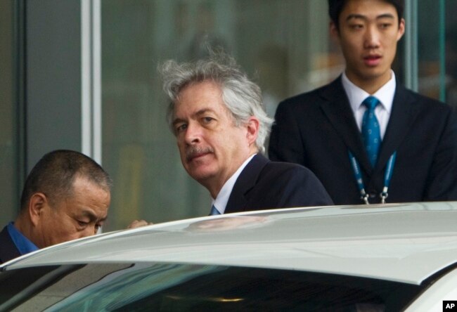 資料照：時任美國副國務卿的伯恩斯在抵達北京首都國際機場後進入一輛汽車。（2012年5月1日）
