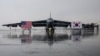 한국 청주 공군기지에 착륙한 미 공군 B-52H 전략폭격기가 앞에 미한 양국 국기가 세워져있다.