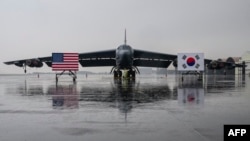 지난 19일 한국 청주 공군기지에 착륙한 미 공군 B-52H 전략폭격기가 앞에 미한 양국 국기가 세워져있다.