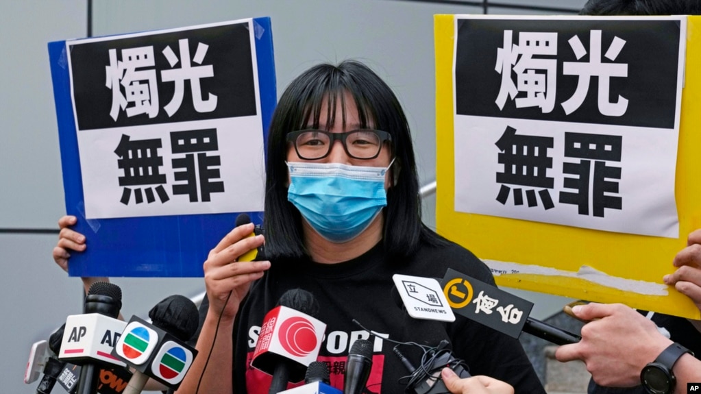 2021 6月5日，香港支联会副主席邹幸彤在获得保释后离开香港的警察局。(photo:VOA)
