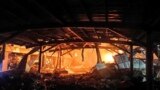 屏東縣政府提供的這張圖片顯示了2023 年9 月22 日台灣南部屏東縣高爾夫球製造廠發生的工廠火災。
