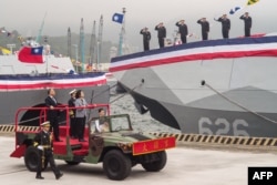 Presiden Taiwan Tsai Ing-wen (tengah, berdiri di atas kendaraan jeep) menghadiri upacara peresmian kapal perang korvet buatan dalam negeri di Yilan, 26 Maret 2024. (Sam Yeh / AFP)