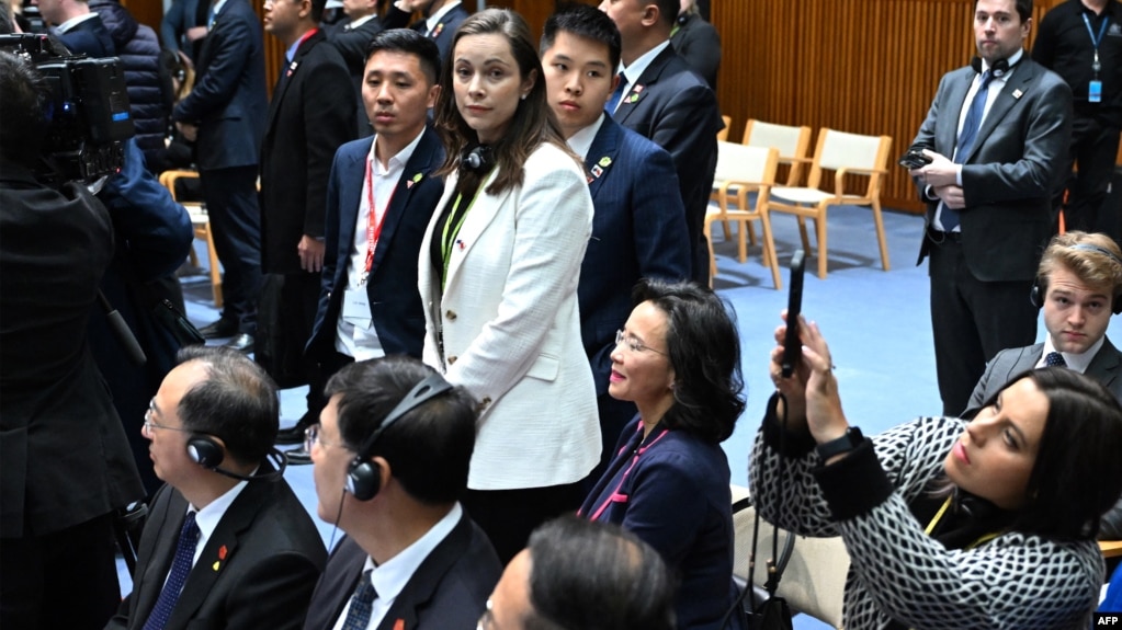 曾被中国关押的澳大利亚记者成蕾（前右三）出席中澳两国总理在堪培拉的一个签字仪式时，她被数名中国官员和一名白衣女子围住。(2024年6月17日)