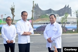 Presiden Jokowi di dampingi Menhan Prabowo dan Mensesneg Pratikno memberikan pernyataan kepada wartawan sebelum Sidang Kabinet Paripurna perdana di IKN di selenggarakan pada Senin (12/8). (Biro setpres)