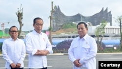 FILE - Presiden Jokowi didampingi Menhan Prabowo dan Mensesneg Pratikno saat memberikan pernyataan kepada wartawan menjelang Sidang Kabinet Paripurna perdana di IKN, Senin (12/8). (Biro setpres)