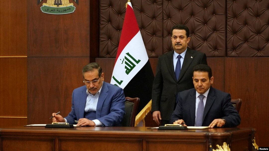 عەلی شەمخانی، سکرتێری ئەنجومەنی باڵای ئاسایشی نیشتمانی (چەپ)، محەممەد شیاع سوودانی، سەرۆک وەزیرانی عێراق (لە ناوەڕاست وەستاوە)، اسم ئەعرەجی، ڕاوێژکاری ئەنجومەنی ئاسایشی نیشتمانی عێراق (ڕاست).