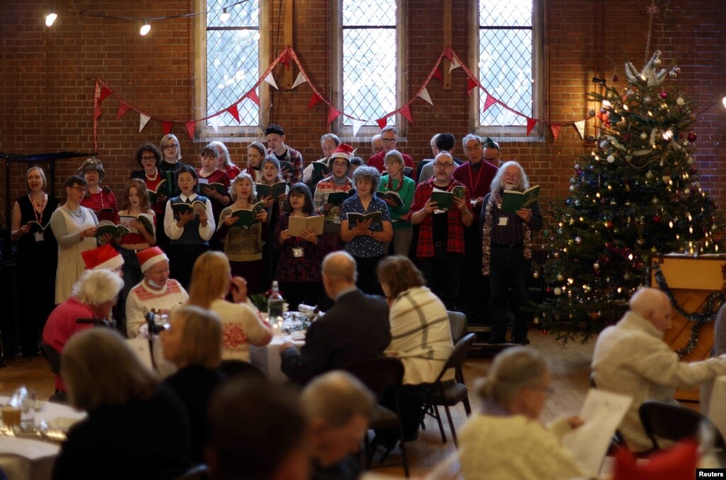 En Londres, un coro actúa en un centro de acogida que entrega unas 200 cenas durante la celebración de Navidad, el 25 de diciembre. Desde 1975, el centro&nbsp; Jackson's Lane Arts realiza esta actividad.
