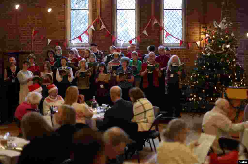 En Londres, un coro actúa en un centro de acogida que entrega unas 200 cenas durante la celebración de Navidad, el 25 de diciembre. Desde 1975, el centro&nbsp; Jackson&#39;s Lane Arts realiza esta actividad.