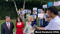 Sokak hayvanlarından zarar gören ailelerin TBMM önünde düzenlediği eylemde basın açıklamasını Avukat Meltem Zorba yaptı