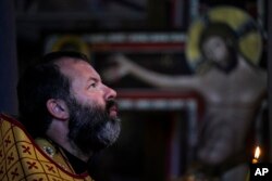 Pendeta Ortodoks Rusia Pendeta Andrei Kordochkin menghadiri kebaktian di Katedral Rusia Santa Maria Magdalena di Madrid, Spanyol, 15 Juli 2023. (Foto: AP)