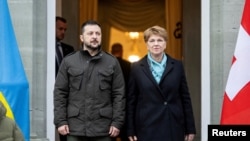 Український президент Володимир Зеленський з президенткою Швейцарії Віолою Амгерд, яка погодилася організувати Саміт миру.