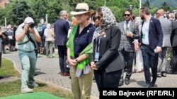 Deborah E. Lipstadt i Desirée Cormier Smith, specijalni izaslanici Sjedinjenih Američkih Država u Srebrenici, 11.07.2023.