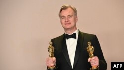 '오펜하이머'의 크리스토퍼 놀란 감독이 10일 미국 로스앤젤레스 돌비극장에서 진행된 제96회 오스카 시상식 기자실에서 작품상과 감독상 트로프를 들고 포즈를 취하고 있다.