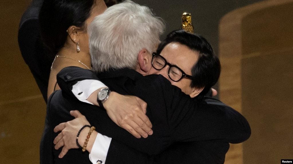 Ke Huy Quan abraza a Harrison Ford después de recibir el Oscar a la Mejor Película por "Everything Everywhere All at Once" durante la gala de los Oscar en la 95ª edición de los Premios de la Academia en Hollywood, Los Ángeles, California, el 12 de marzo de 2023.