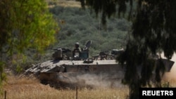 17일 이스라엘 군의 장갑차가 가자지구와 이스라엘 국경 부근을 순찰하고 있다.