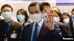 台湾前总统马英九离开台北桃园机场飞往上海。（2023年3月27日）