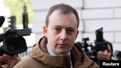 被指控为中国从事间谍活动的克里斯托弗·贝里 (Christopher Berry) 抵达英国伦敦威斯敏斯特地方法院 。（2024年4月26日）。