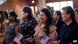 Perempuan yang mewakili lebih dari 20 negara diambil sumpahnya sebagai warga negara baru AS dalam Upacara Naturalisasi di San Antonio, California (foto: dok). 