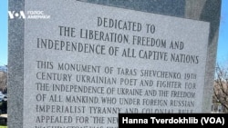 На пам'ятнику Тарасу Шевченко викарбувано слова про російську імперіалістичну тиранію, а також Шевченкову цитату із “Юродивого”: “Коли ми діждемося Вашингтона з новим і праведним законом? А діждемось-таки колись”.