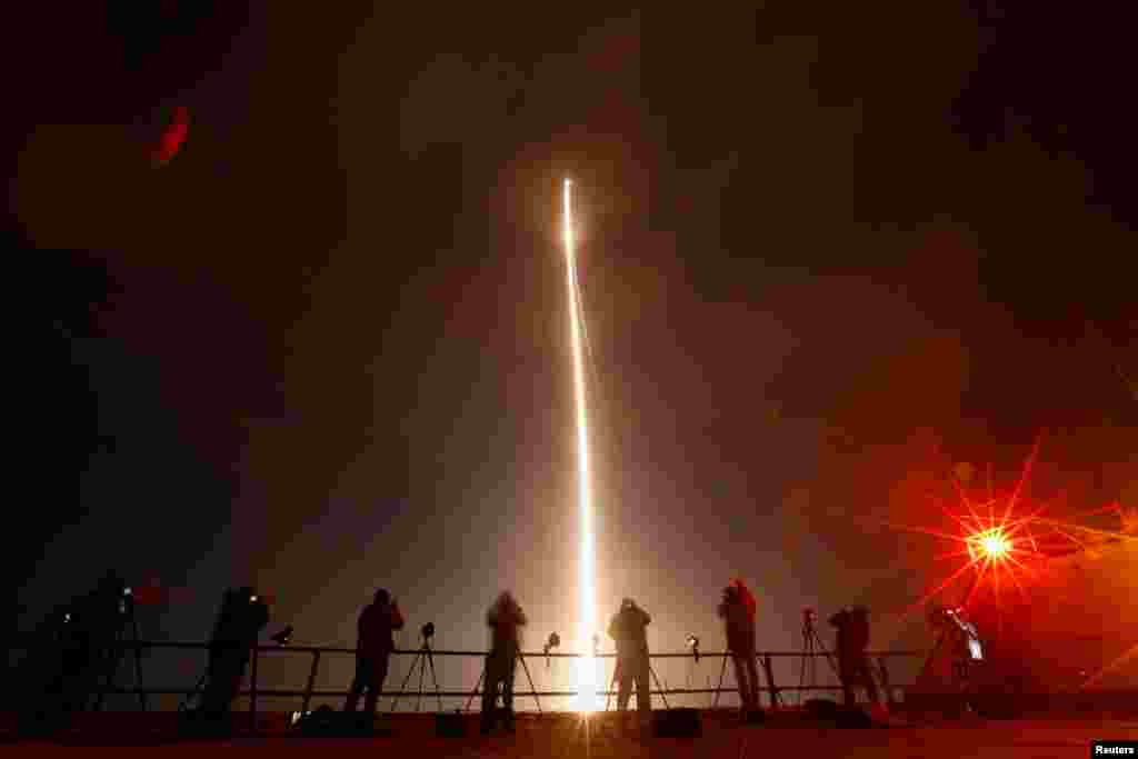 Луѓето фотографираат за време на лансирањето на ракетата Vulcan од следната генерација на заедничкото вложување Boeing-Lockheed United Launch Alliance&nbsp;од Кејп Канаверал, Флорида.