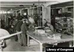 Arhivski depo u Offenbahu, gdje su knjige, rukopisi i arhivska građa koju su nacisti uzeli tokom Drugog svetskog rata sortirani i vraćeni u zemlju porijekla ili održavani u novim zbirkama, 1946.