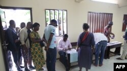 Les gens arrivent pour voter dans un bureau de vote à Libreville lors du premier tour des élections législatives et municipales du pays, le 6 octobre 2018.