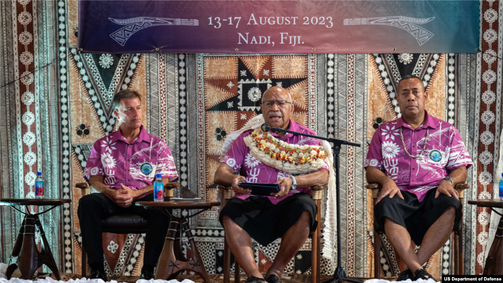 美军印太司令部司令海军上将约翰·阿奎利诺（John Aquilino，左）和斐济总理西蒂韦尼·兰布卡（Sitiveni Rabuka，中）2023年8月15日出席印太防长年度会议开幕式。（美军印太司令部照片）(photo:VOA)