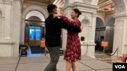 El danzón se caracteriza por la elegancia y la complicidad entre la pareja en el baile.