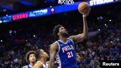 Joel Embiid des 76ers marque contre Portland lors troisième quart-temps au Wells Fargo Center, Philadelphie, le 29 octobre 2023.