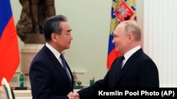 俄羅斯總統普京在克里姆林宮會晤到訪的中共中央政治局委員、中央外事辦公室主任王毅。（2023年2月22日）