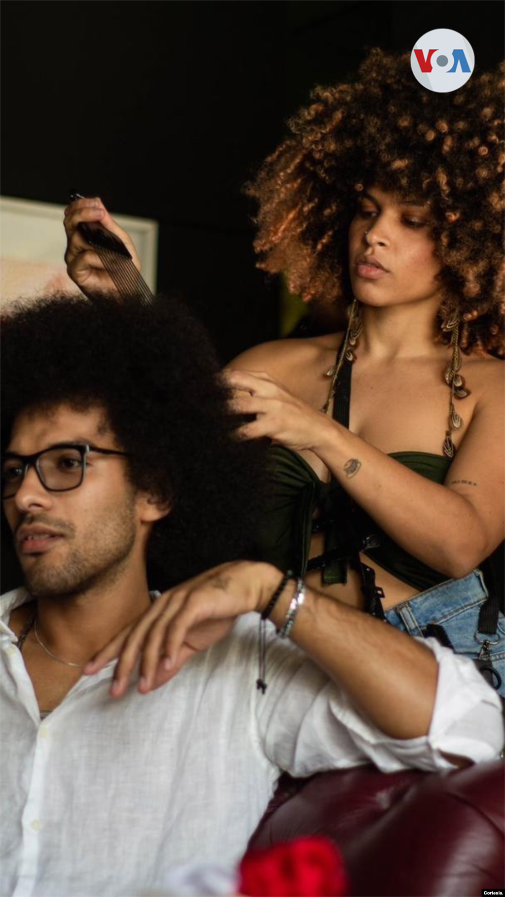 Parte del trabajo que realizan en Rulos Venezuela es enseñar técnicas de peinados de cabellos afro.