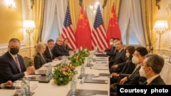 Cố vấn an ninh quốc gia của Tổng thống Joe Biden Jake Sullivan hội đàm với nhà ngoại giao hàng đầu của Trung Quốc Vương Nghị tại Vienna, Áo, ngày 10/5/2023.