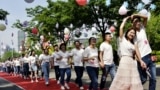 Upacara pernikahan massal di Rugao, Provinsi Jiangsu, China, 20 Mei 2020. (Foto: China Daily via Reuters)