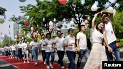 Upacara pernikahan massal di Rugao, Provinsi Jiangsu, China, 20 Mei 2020. (Foto: China Daily via Reuters)