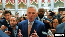 Ketua DPR AS Kevin McCarthy berbicara kepada awak media setelah perunding dari Gedung Putih pergi meninggalkan Gedung Capitol di Washington, pada 23 Mei 2023. (Foto: reuters/Kevin Lamarque)