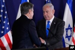 Menteri Luar Negeri AS Antony Blinken, kiri, dan Perdana Menteri Israel Benjamin Netanyahu berjabat tangan usai pertemuan di Tel Aviv, Kamis, 12 Oktober 2023. ( Foto: Jacquelyn Martin via AP)