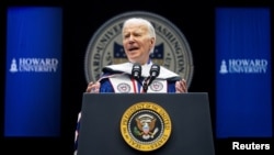 El presidente de EEUU, Joe Biden, pronuncia el discurso de graduación de la clase de graduados de 2023 de la Universidad de Howard en Washington, 13 de mayo de 2023. REUTERS/Al Drago