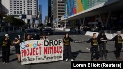 Para aktivis lokal dan pekerja teknologi memprotes kontrak Project Nimbus antara Google dan Amazon dengan militer dan pemerintah Israel di luar Konferensi Google Cloud Next di San Francisco, California, AS, 29 Agustus 2023. (Foto: REUTERS/Loren Elliott)