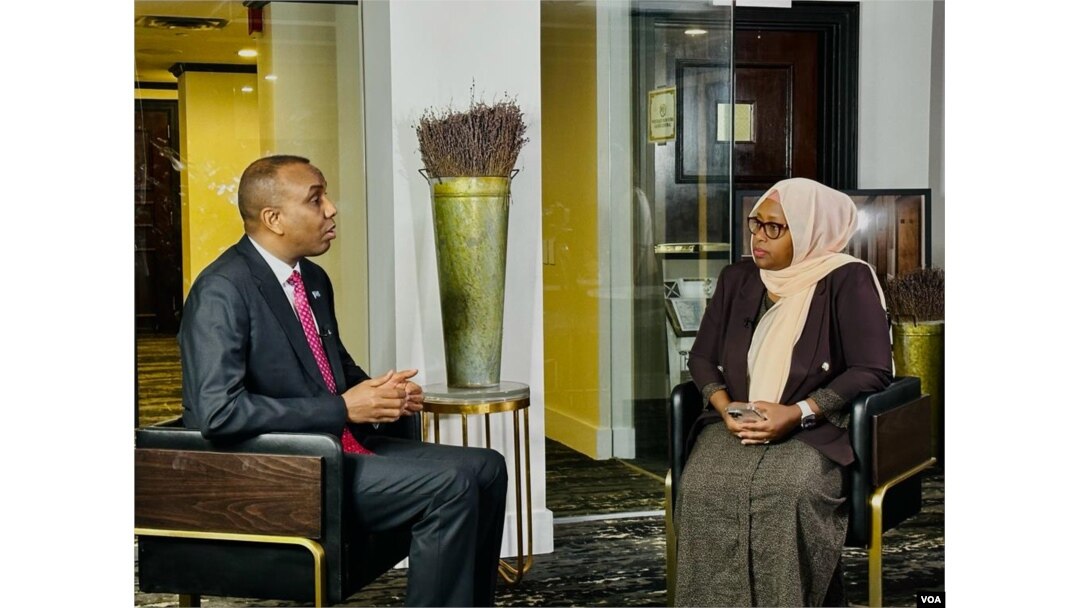 Ra'isul Wasaare Xamza Cabdi Barre oo wareysi siinayaa wariyaha VOA Caasha Ibraahim Aden, Sept. 21, 2023, New York.