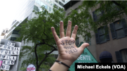 Самодельные надписи протестующих на марше в Нью-Йорке, с требованием «отменить ископаемое топливо», 17 сентября 2023 г.