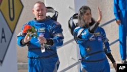 Les astronautes de la NASA Butch Wilmore et Suni Williams se rendent à la rampe de lancement du Space Launch Complex 41, le 5 juin 2024, à Cap Canaveral, en Floride. (AP)