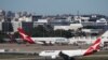 Pesawat dari maskapai Qantas terlihat berada di Bandara Internasional Kingsford Smith di Sydney, Australia, pada 18 Maret 2020. (Foto: Reuters/Loren Elliot)